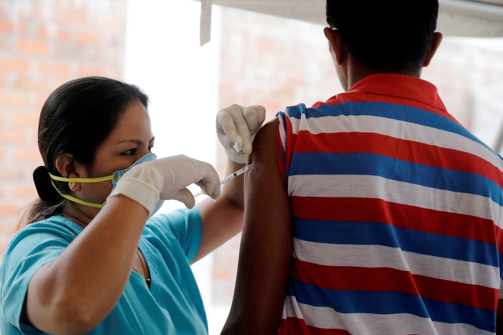 委內瑞拉移民在秘魯接受疫苗注射。（湯森路透）